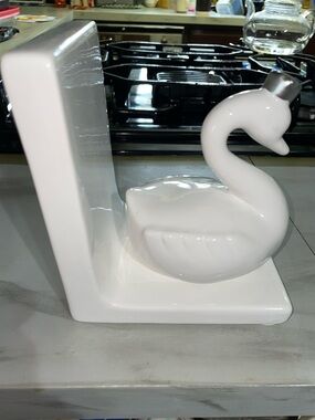 (1) white ceramic swan bookend by Beriwinkle